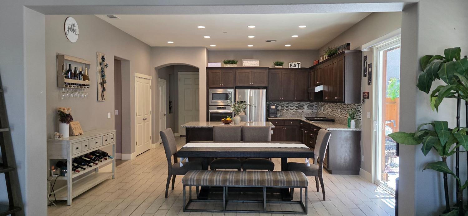 Detail Gallery Image 6 of 39 For 1731 Crystal Ct, Los Banos,  CA 93635 - 4 Beds | 2 Baths
