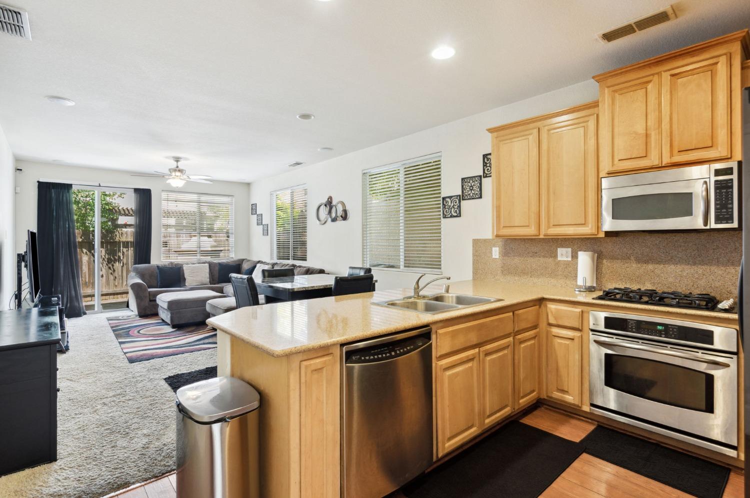 Detail Gallery Image 8 of 27 For 3115 Tolliver St, Sacramento,  CA 95833 - 3 Beds | 2/1 Baths