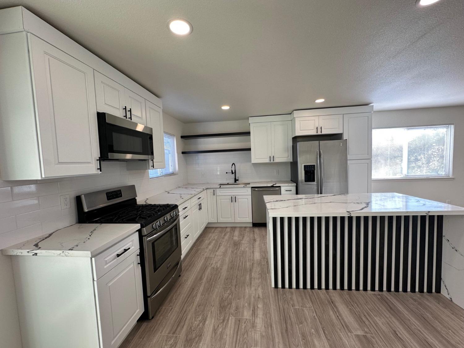 Detail Gallery Image 4 of 29 For 4700 Ravenstone Way, Sacramento,  CA 95842 - 4 Beds | 2/1 Baths