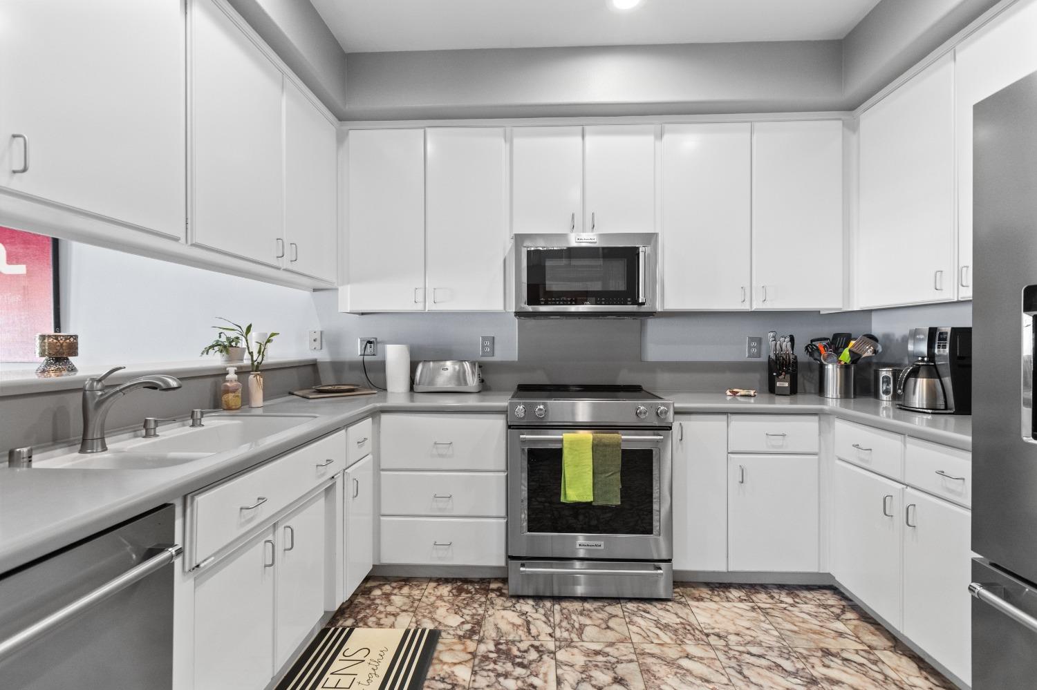 Detail Gallery Image 18 of 56 For 7805 River Village Dr, Sacramento,  CA 95831 - 3 Beds | 2/1 Baths