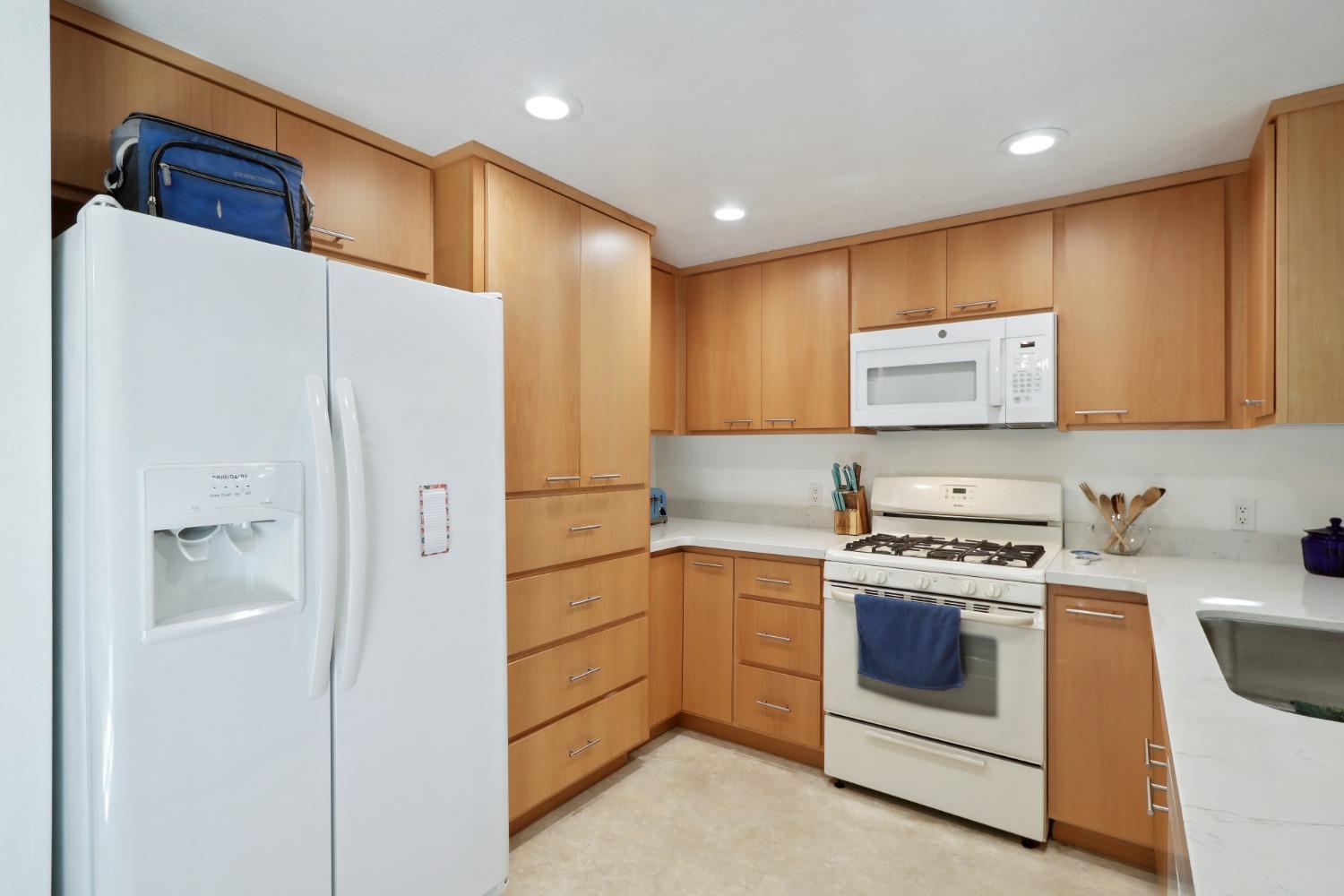 Detail Gallery Image 10 of 32 For 7463 Versailles Way, Sacramento,  CA 95842 - 3 Beds | 2 Baths