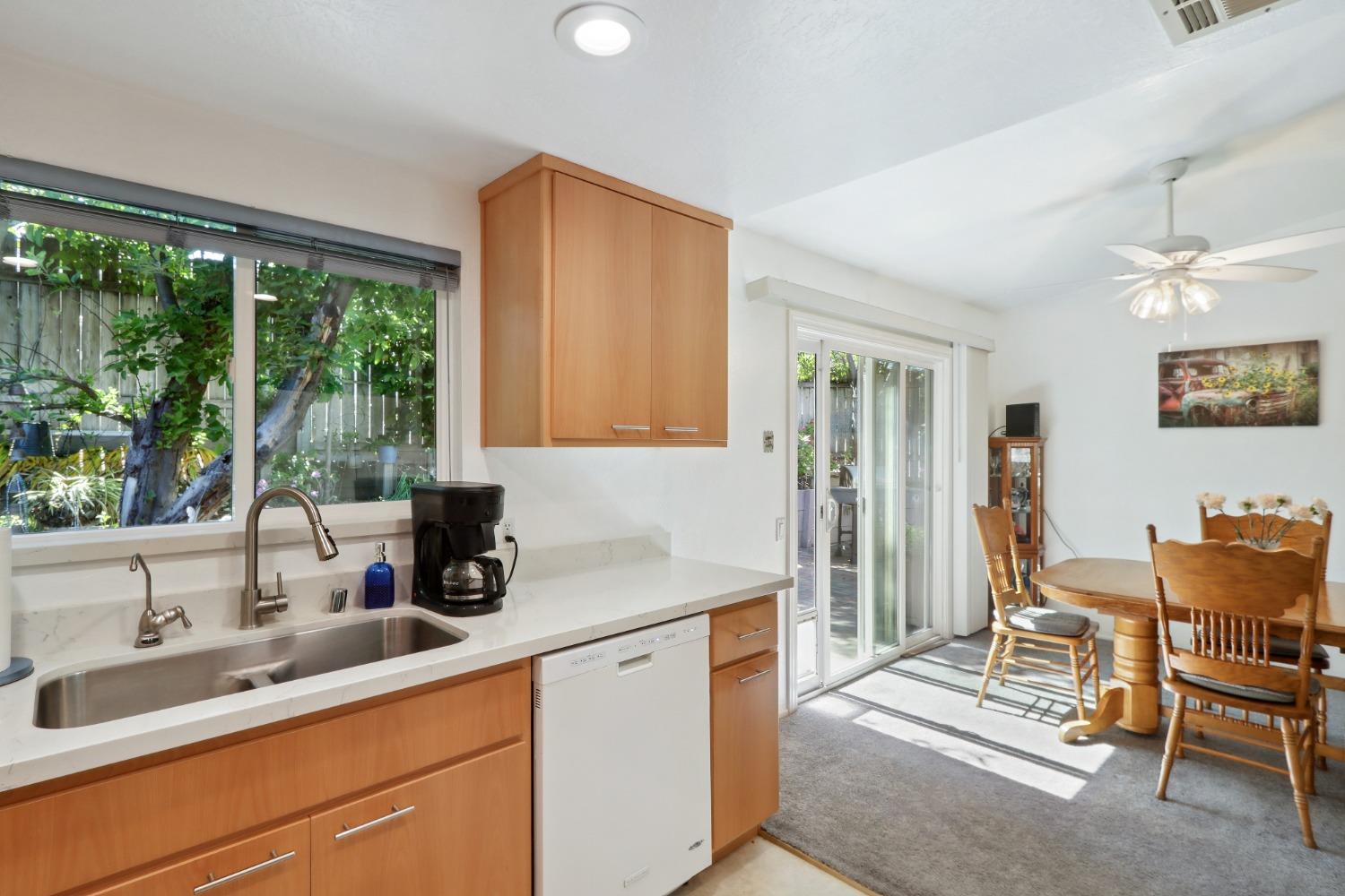 Detail Gallery Image 13 of 32 For 7463 Versailles Way, Sacramento,  CA 95842 - 3 Beds | 2 Baths