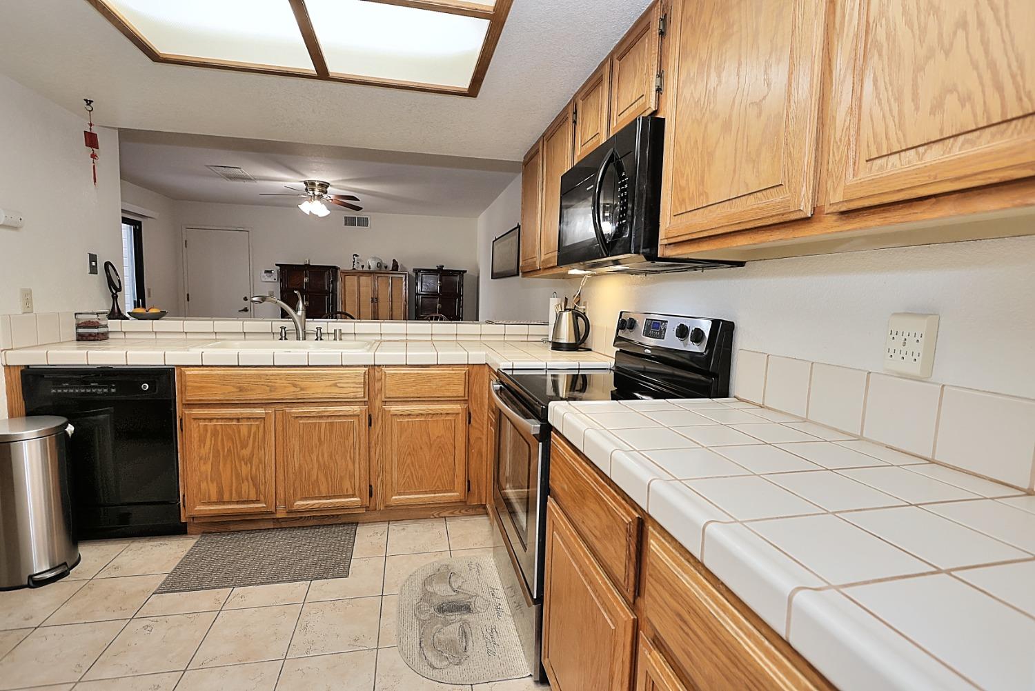 Detail Gallery Image 12 of 69 For 1982 University Park Dr, Sacramento,  CA 95825 - 3 Beds | 2/1 Baths