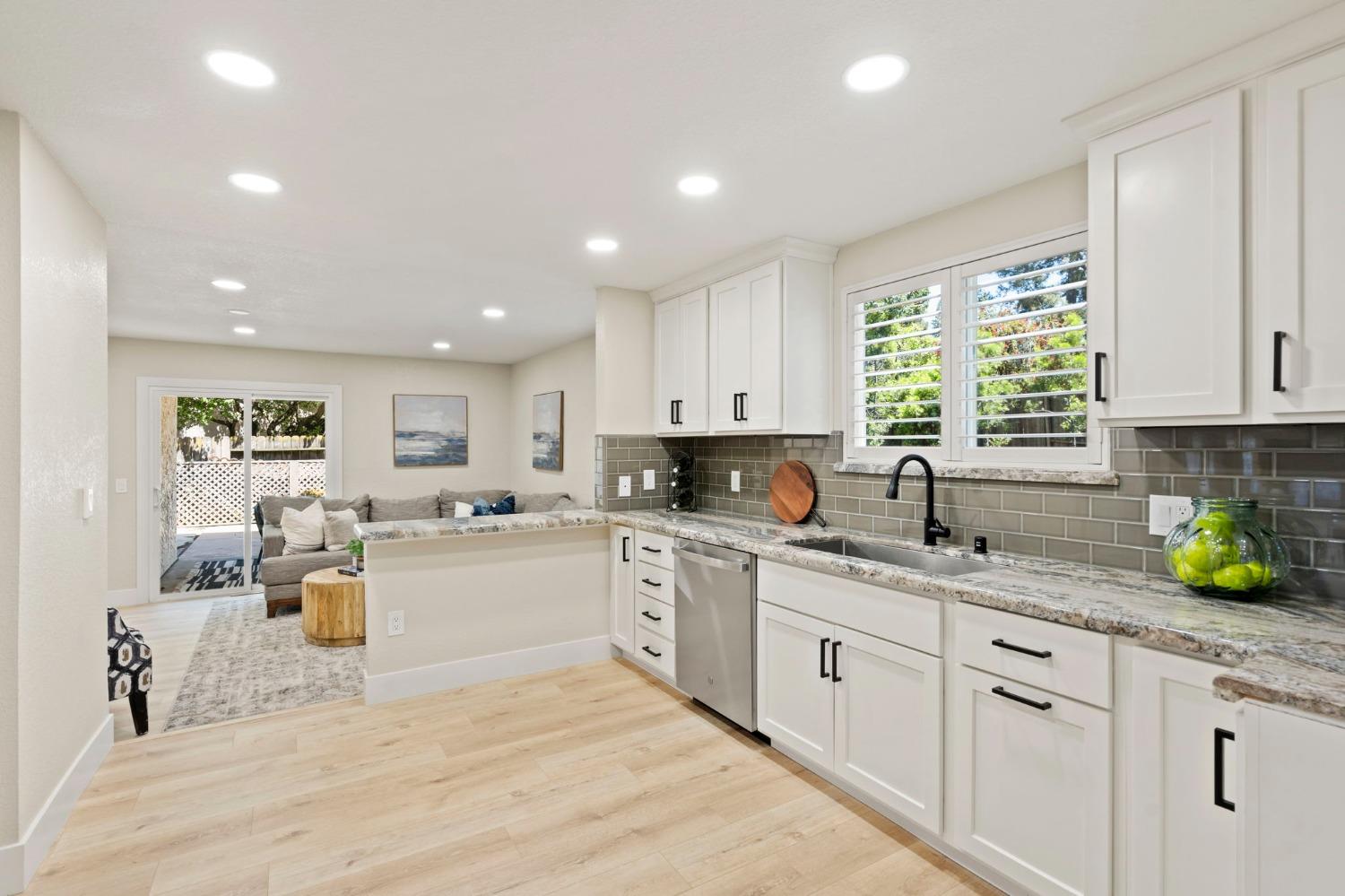 Detail Gallery Image 11 of 32 For 8044 Hoopes Dr, Citrus Heights,  CA 95610 - 3 Beds | 2/1 Baths