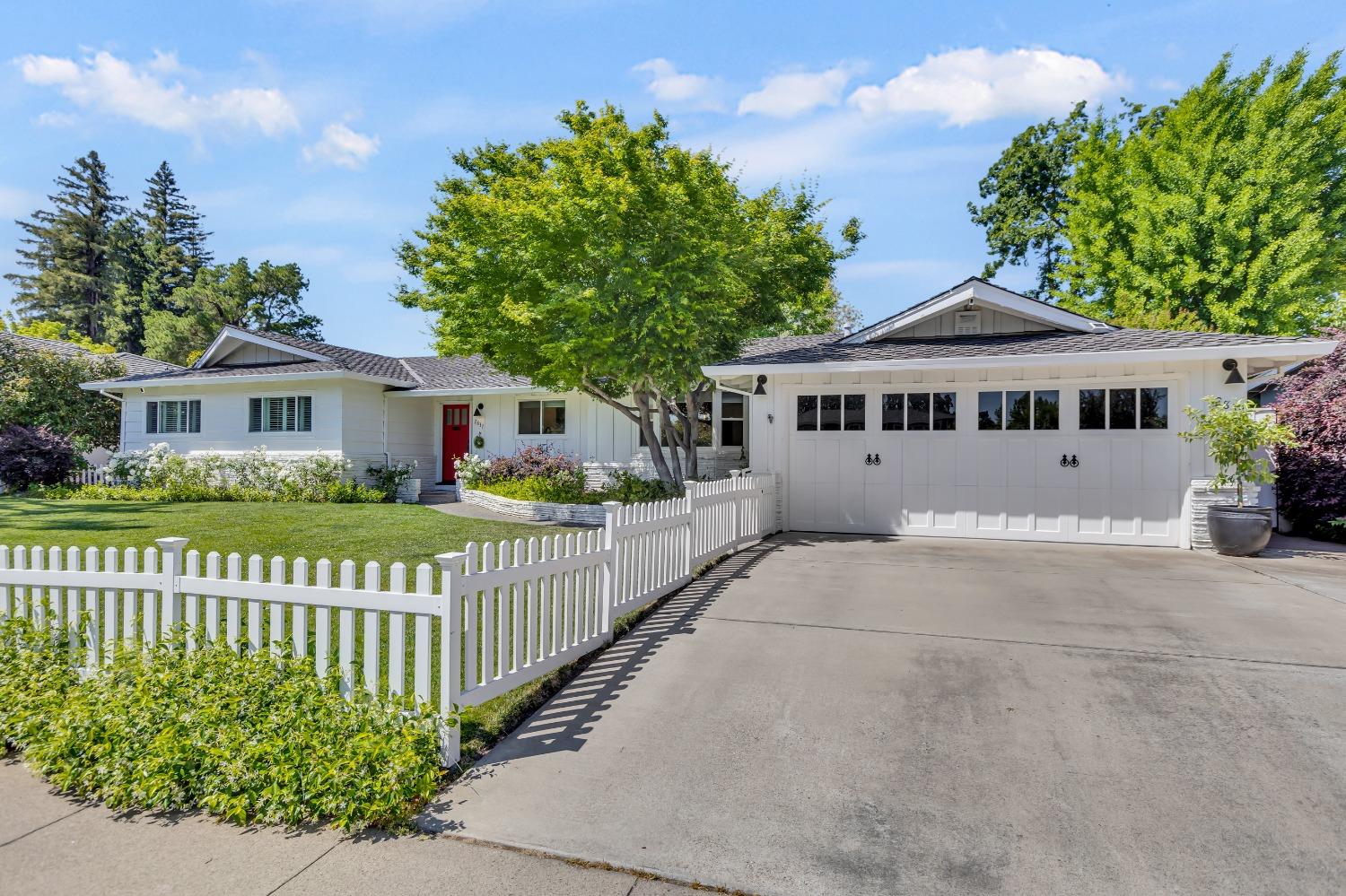 Detail Gallery Image 3 of 41 For 2837 Latham Dr, Sacramento,  CA 95864 - 3 Beds | 2/1 Baths