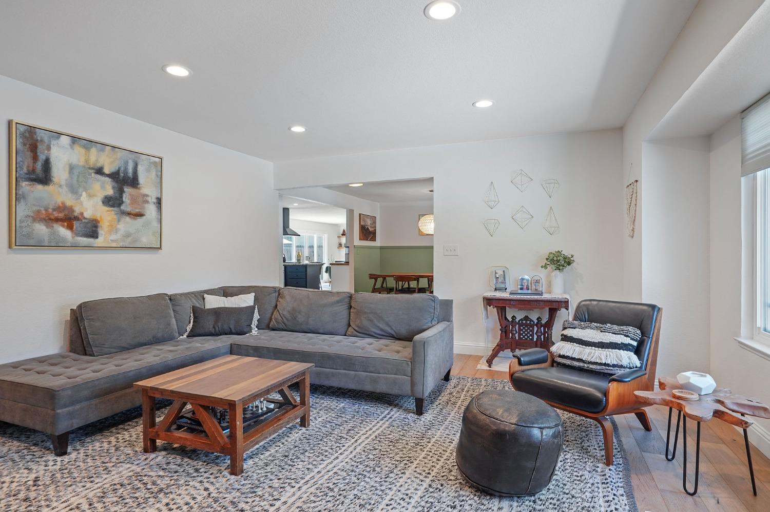 Detail Gallery Image 6 of 39 For 4950 Thor Way, Carmichael,  CA 95608 - 4 Beds | 3 Baths