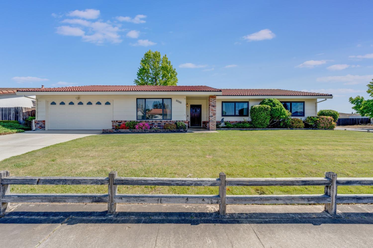 Detail Gallery Image 1 of 40 For 8700 Tipton Ct, Elk Grove,  CA 95624 - 3 Beds | 2/1 Baths