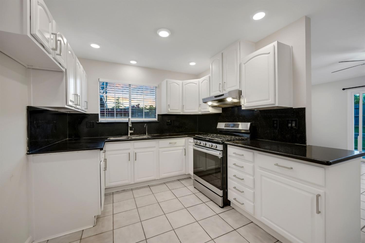 Detail Gallery Image 2 of 27 For 356 Yampa Cir, Sacramento,  CA 95838 - 3 Beds | 2 Baths