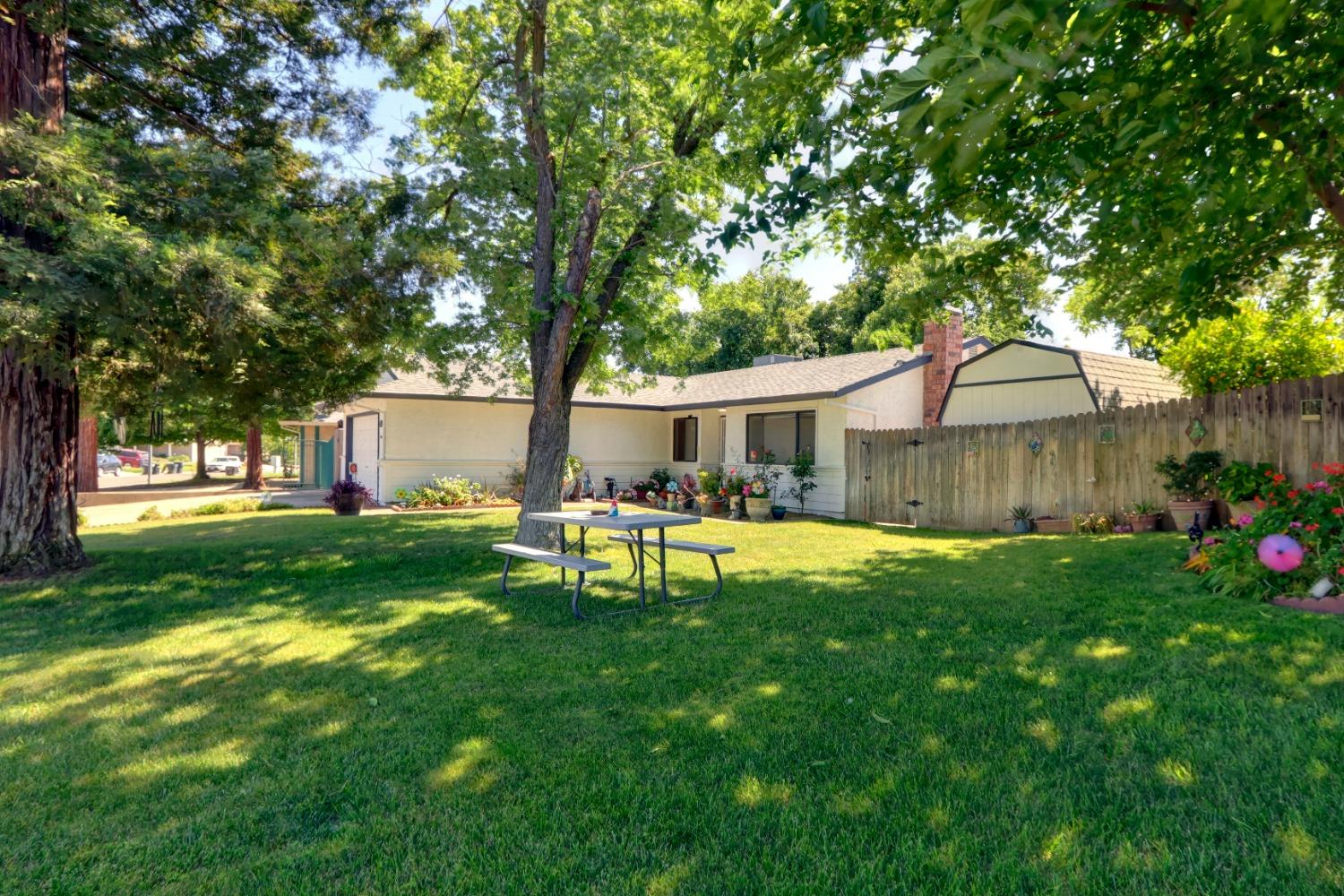 Detail Gallery Image 2 of 32 For 7463 Versailles Way, Sacramento,  CA 95842 - 3 Beds | 2 Baths