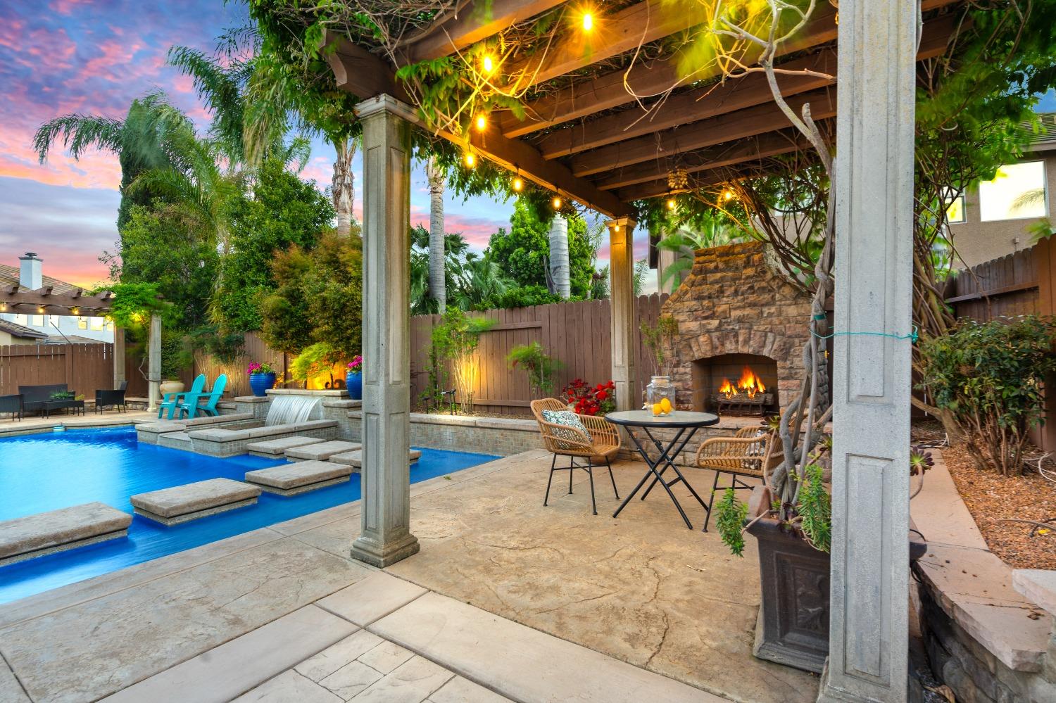Detail Gallery Image 3 of 94 For 6600 Caprezzo Way, Elk Grove,  CA 95757 - 5 Beds | 4/1 Baths