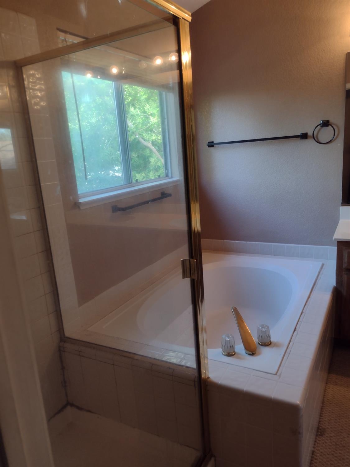 Detail Gallery Image 39 of 56 For 1900 Berryessa Dr, Modesto,  CA 95358 - 3 Beds | 2/1 Baths