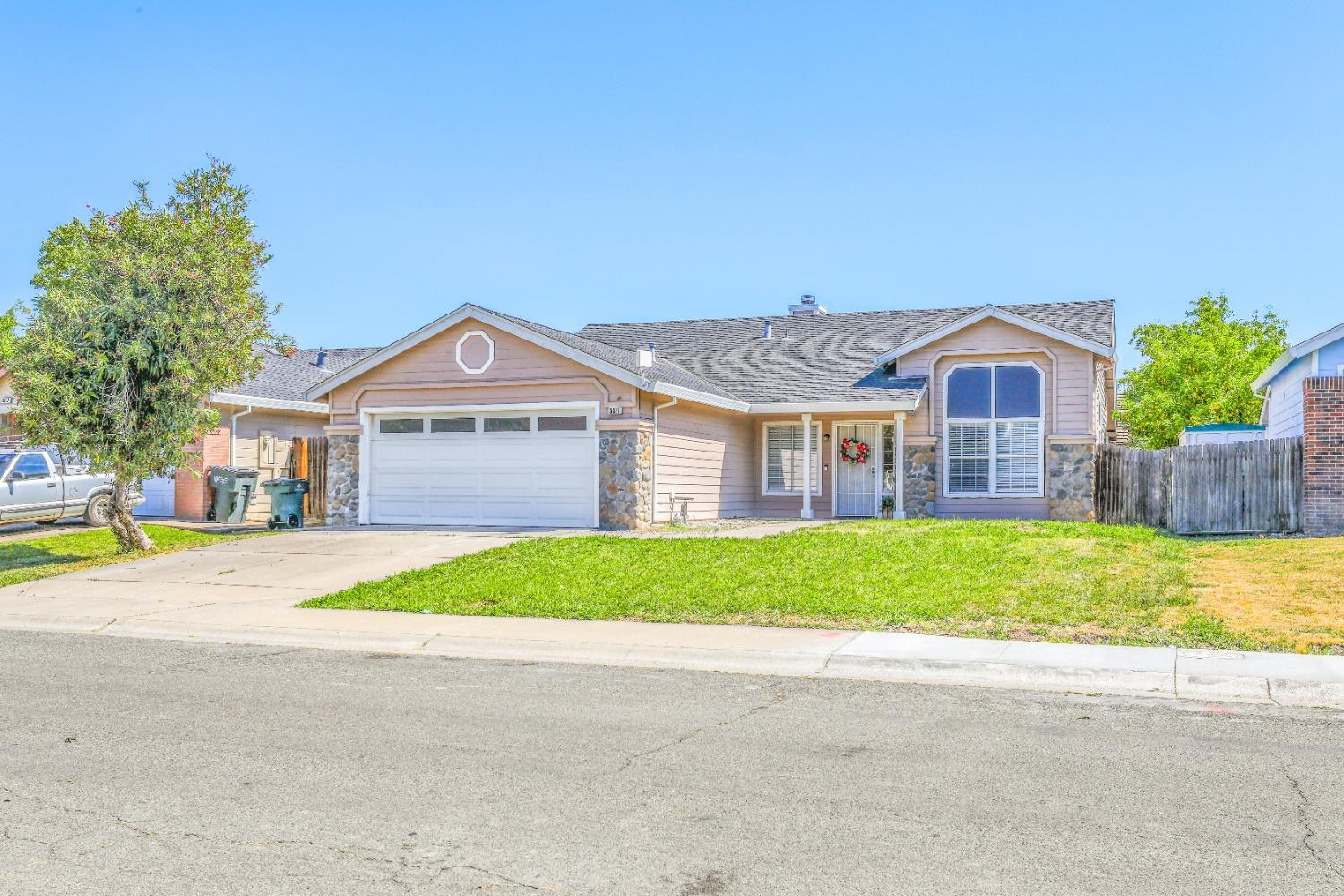 Detail Gallery Image 3 of 31 For 5521 Rightwood Way, Sacramento,  CA 95823 - 4 Beds | 2 Baths
