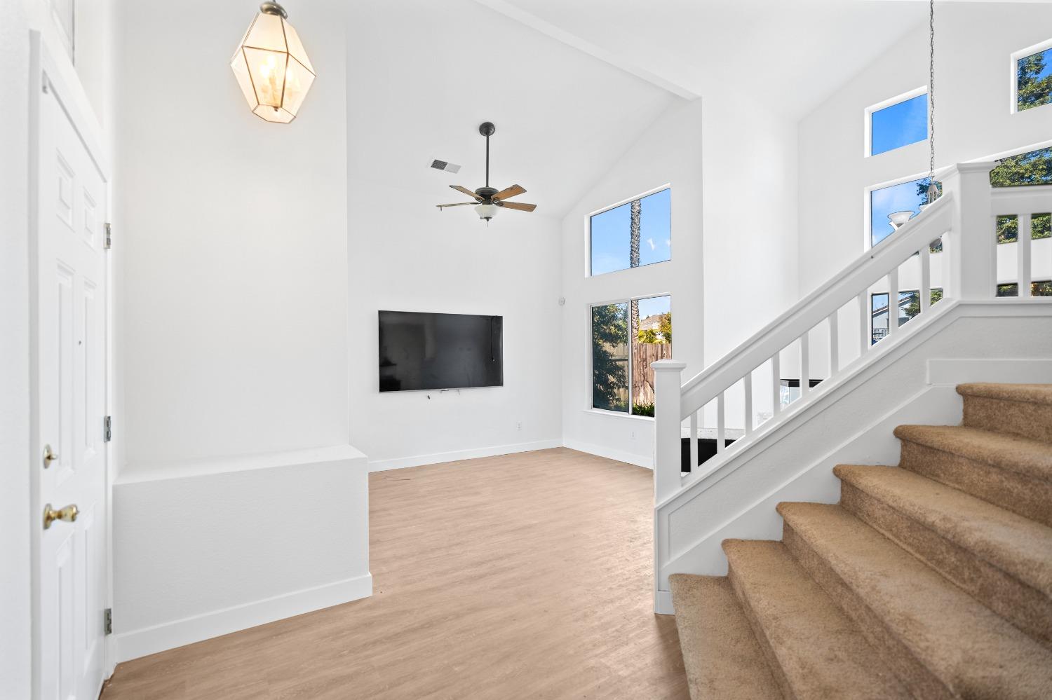 Detail Gallery Image 7 of 50 For 9557 W Village Tree Dr, Elk Grove,  CA 95758 - 3 Beds | 2/1 Baths