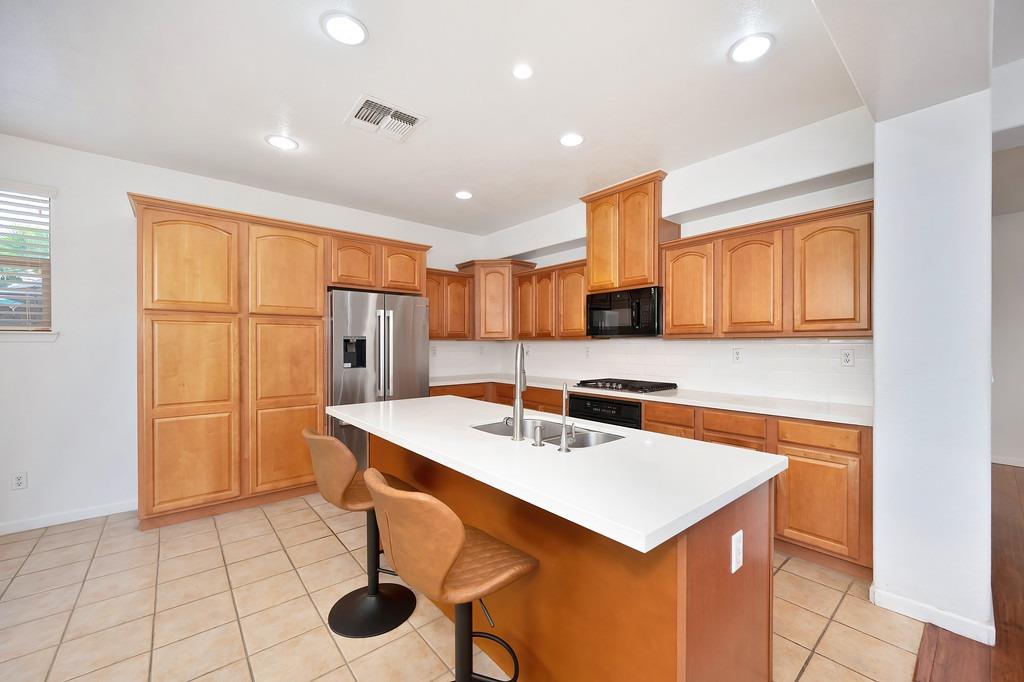 Detail Gallery Image 6 of 38 For 16796 English Country Trl, Lathrop,  CA 95330 - 4 Beds | 3 Baths