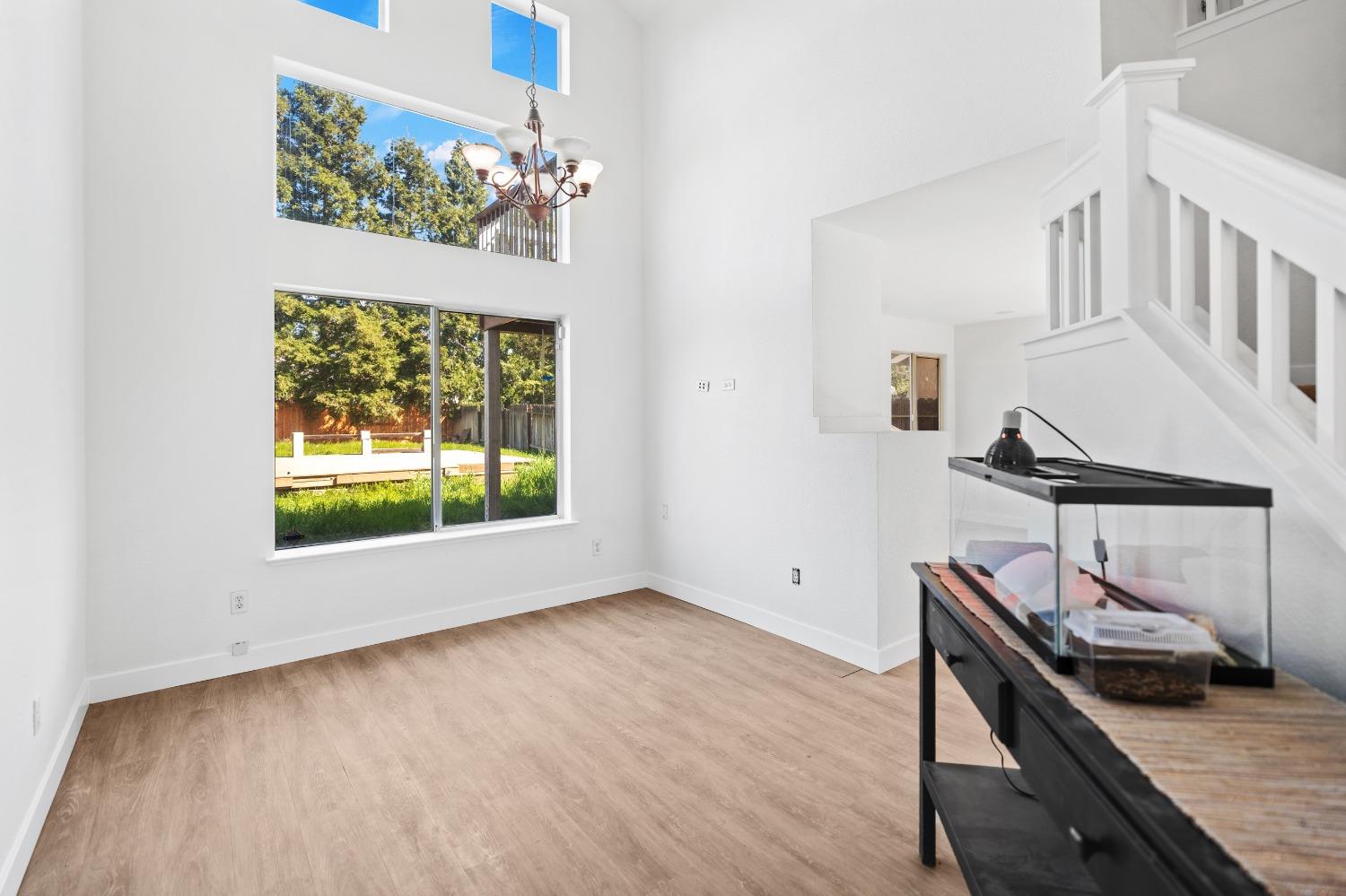 Detail Gallery Image 11 of 50 For 9557 W Village Tree Dr, Elk Grove,  CA 95758 - 3 Beds | 2/1 Baths