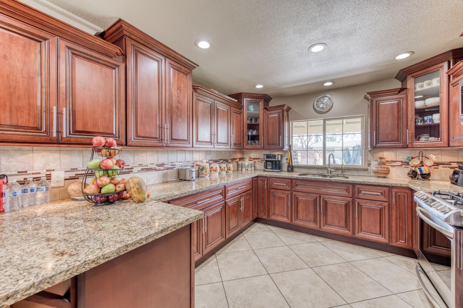Detail Gallery Image 3 of 38 For 25540 Lynn Pl #B,  –,  CA 93638 - 3 Beds | 2 Baths