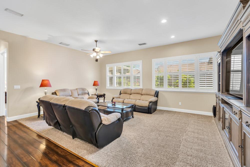 Detail Gallery Image 12 of 66 For 929 Jordine Way, Galt,  CA 95632 - 5 Beds | 2/1 Baths