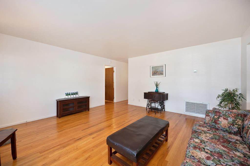 Detail Gallery Image 6 of 34 For 5328 Kenneth Ave, Carmichael,  CA 95608 - 3 Beds | 2 Baths