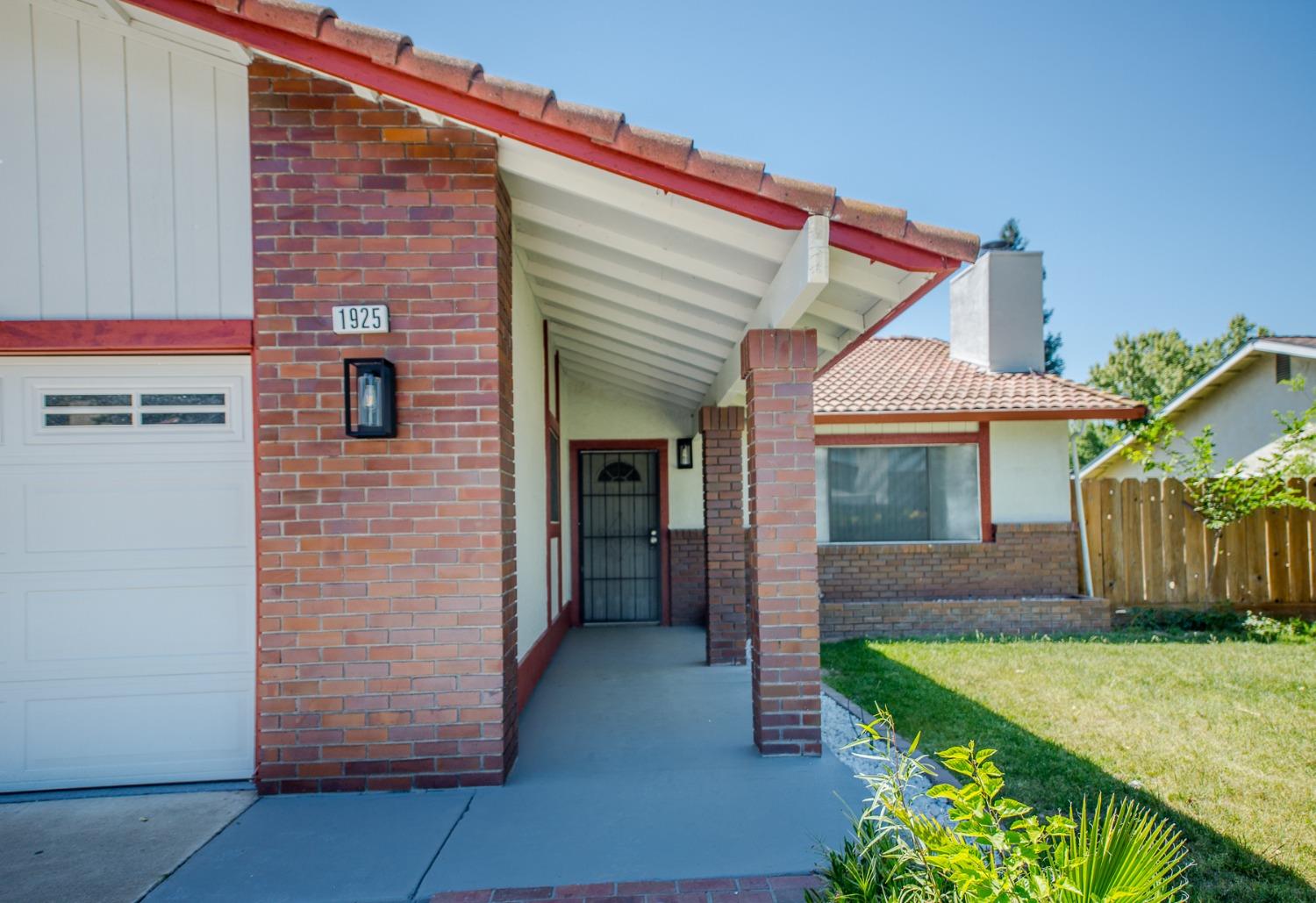 Detail Gallery Image 3 of 46 For 1925 Arrowsmith Dr, Manteca,  CA 95336 - 3 Beds | 2 Baths