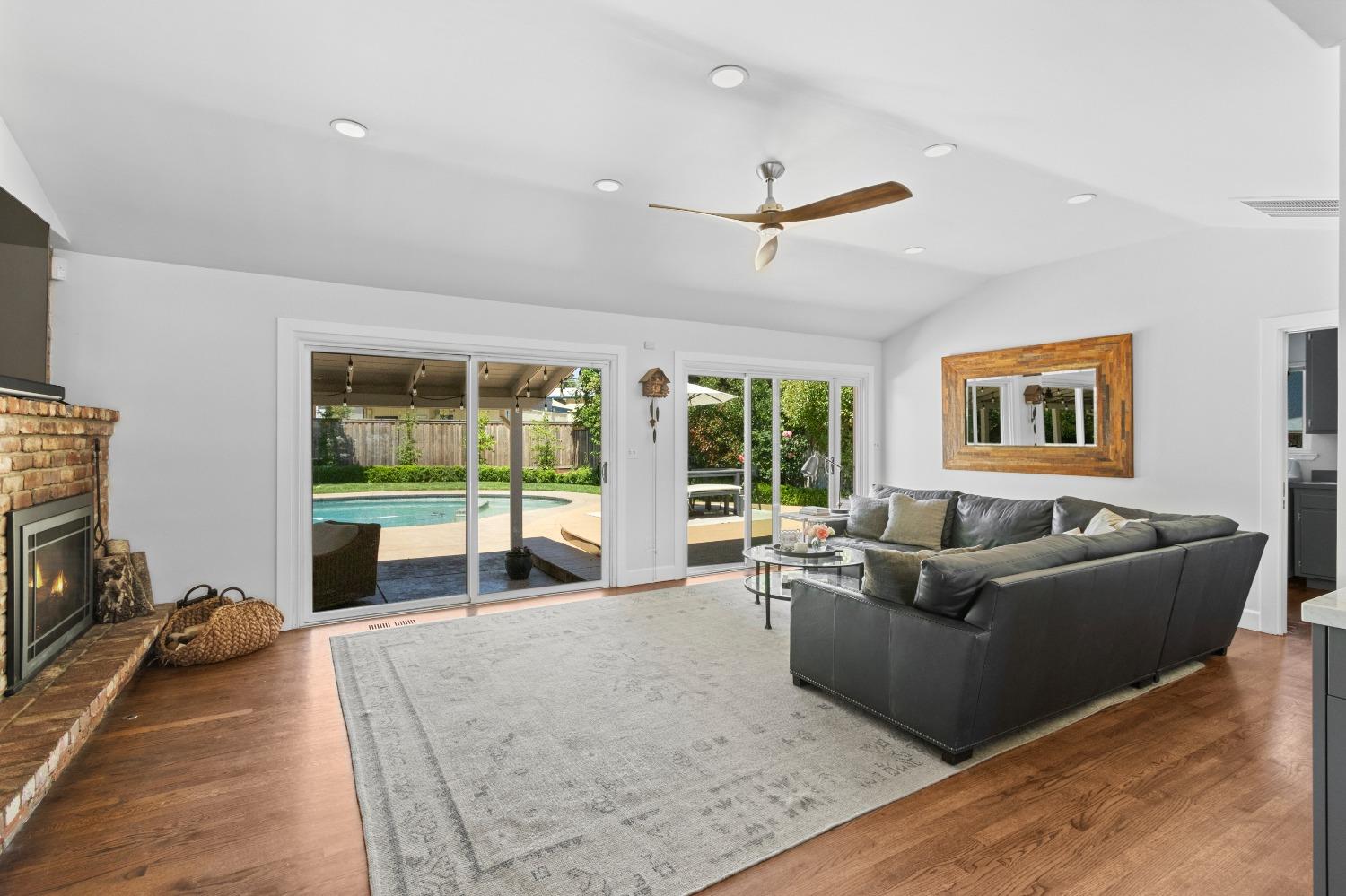 Detail Gallery Image 13 of 41 For 2837 Latham Dr, Sacramento,  CA 95864 - 3 Beds | 2/1 Baths