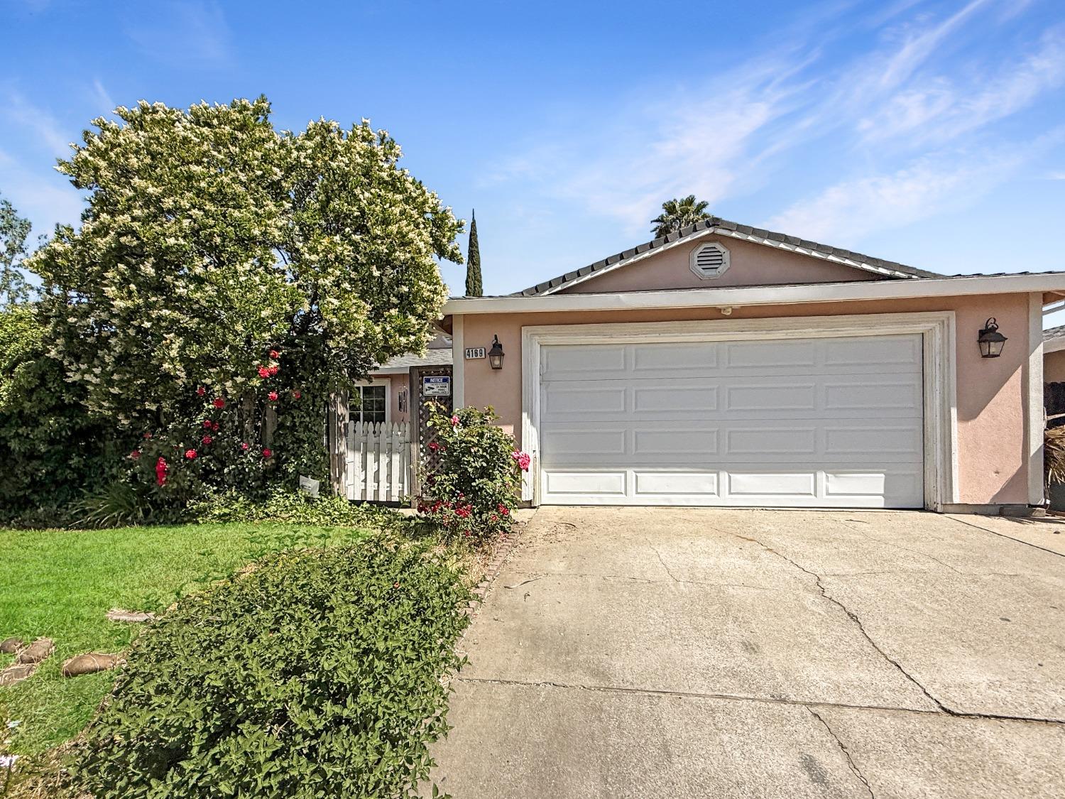 Detail Gallery Image 1 of 27 For 4169 Birdwell Way, North Highlands,  CA 95660 - 3 Beds | 2 Baths