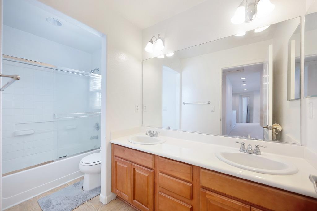 Detail Gallery Image 26 of 38 For 16796 English Country Trl, Lathrop,  CA 95330 - 4 Beds | 3 Baths