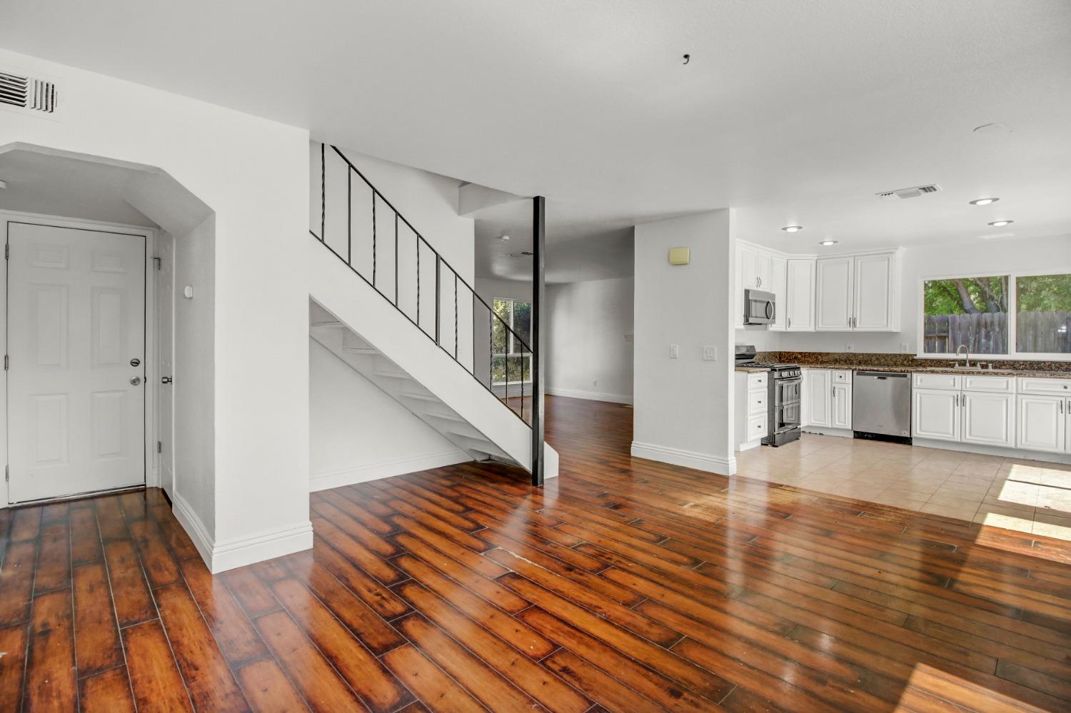 Detail Gallery Image 10 of 39 For 5756 Himalaya Way, Citrus Heights,  CA 95621 - 4 Beds | 3/1 Baths