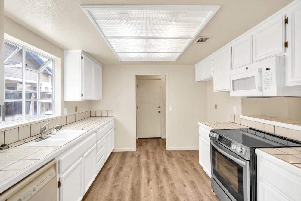 Detail Gallery Image 10 of 37 For 9255 Guillermina Ct, Elk Grove,  CA 95758 - 3 Beds | 2 Baths