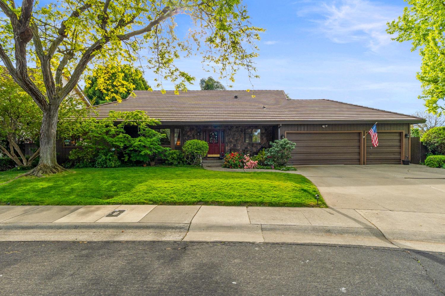 Detail Gallery Image 5 of 47 For 24 Sage River Cir, Sacramento,  CA 95831 - 3 Beds | 3 Baths