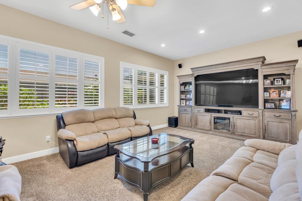 Detail Gallery Image 13 of 66 For 929 Jordine Way, Galt,  CA 95632 - 5 Beds | 2/1 Baths