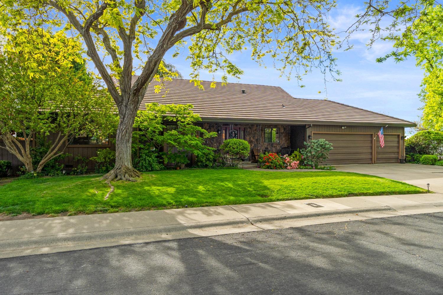 Detail Gallery Image 3 of 47 For 24 Sage River Cir, Sacramento,  CA 95831 - 3 Beds | 3 Baths