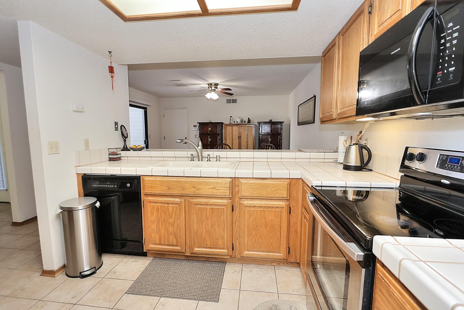 Detail Gallery Image 21 of 69 For 1982 University Park Dr, Sacramento,  CA 95825 - 3 Beds | 2/1 Baths