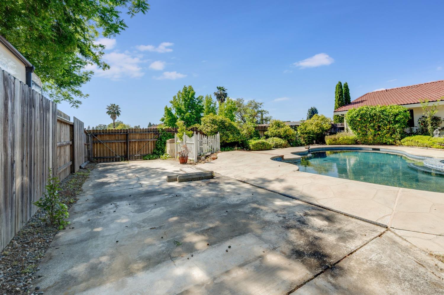 Detail Gallery Image 5 of 40 For 8700 Tipton Ct, Elk Grove,  CA 95624 - 3 Beds | 2/1 Baths