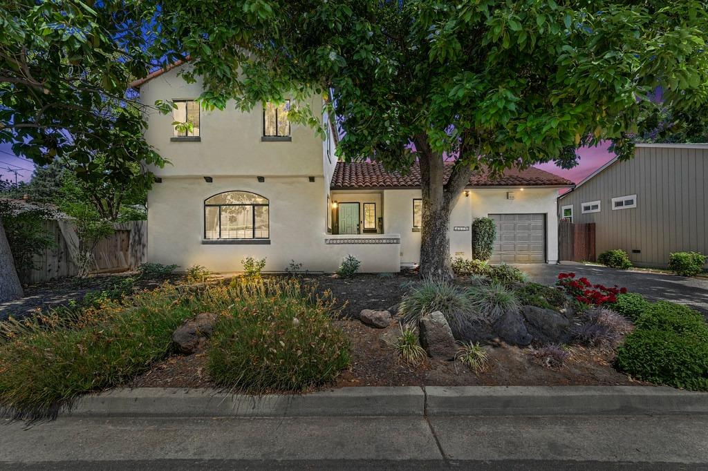 Detail Gallery Image 4 of 46 For 849 10th Ave, Sacramento,  CA 95818 - 3 Beds | 2 Baths