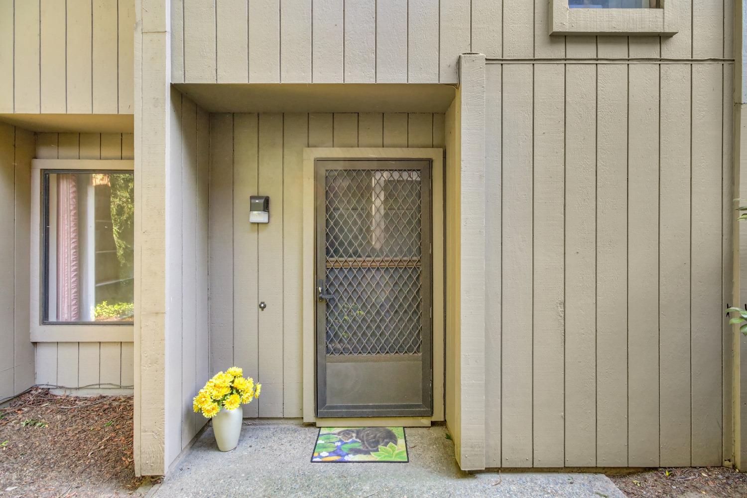 Detail Gallery Image 3 of 48 For 26 Adelphi Ct, Sacramento,  CA 95825 - 3 Beds | 2/1 Baths
