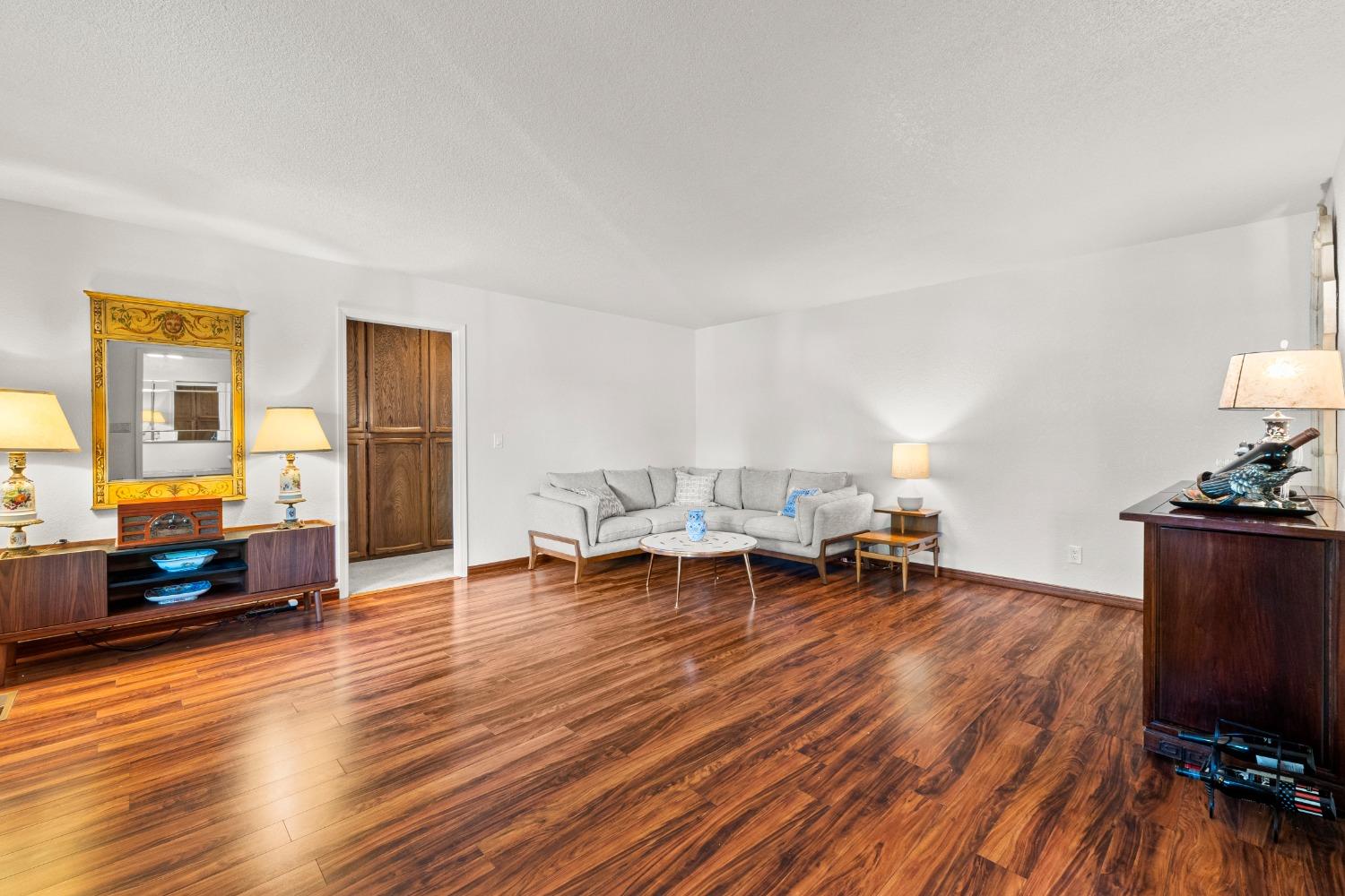 Detail Gallery Image 21 of 47 For 24 Sage River Cir, Sacramento,  CA 95831 - 3 Beds | 3 Baths