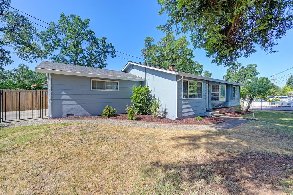 Detail Gallery Image 2 of 34 For 5328 Kenneth Ave, Carmichael,  CA 95608 - 3 Beds | 2 Baths