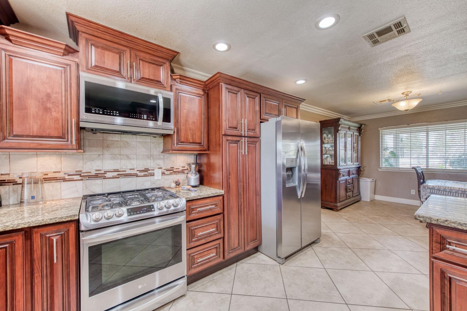 Detail Gallery Image 6 of 38 For 25540 Lynn Pl #B,  –,  CA 93638 - 3 Beds | 2 Baths