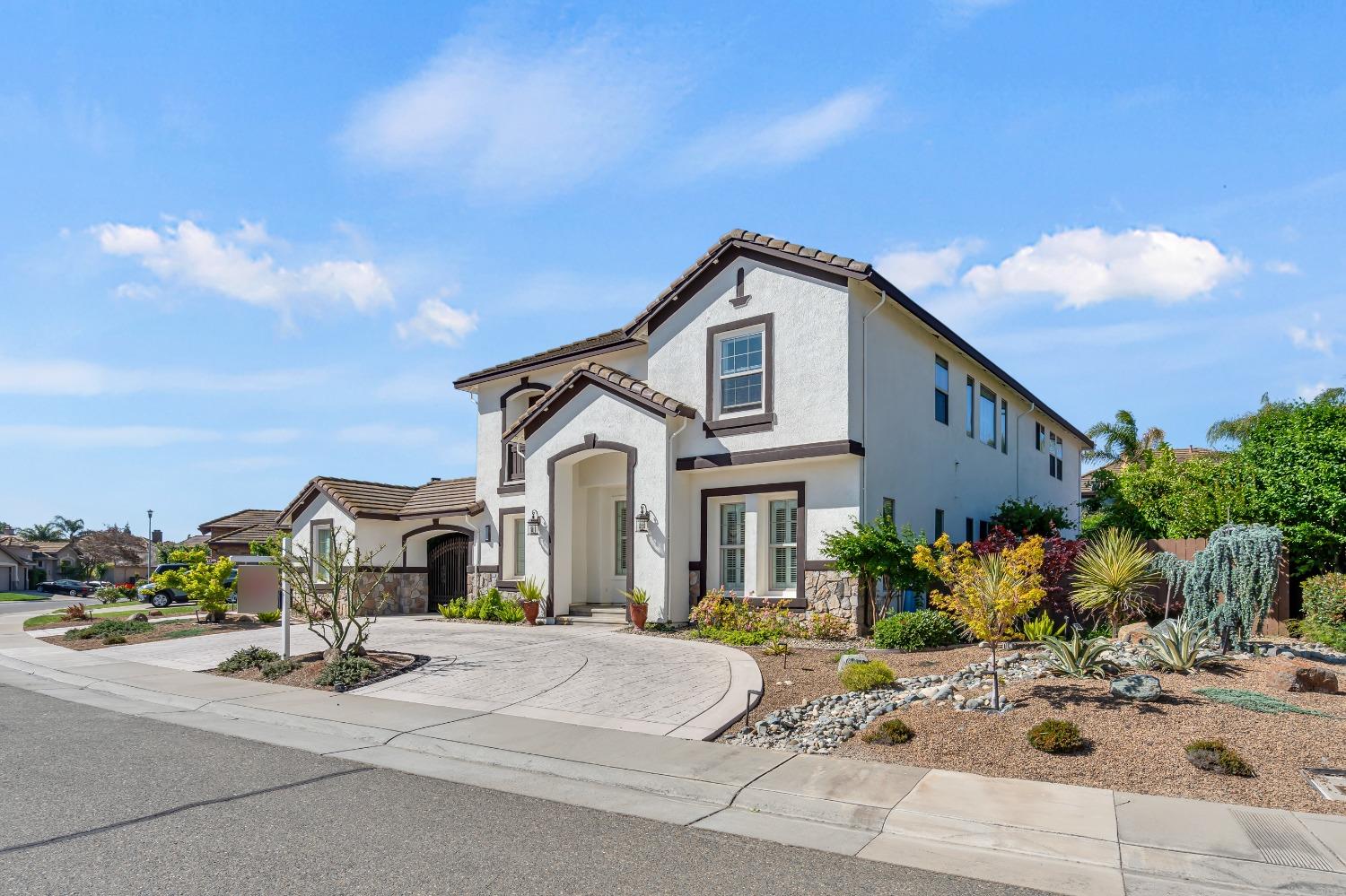 Detail Gallery Image 11 of 94 For 6600 Caprezzo Way, Elk Grove,  CA 95757 - 5 Beds | 4/1 Baths