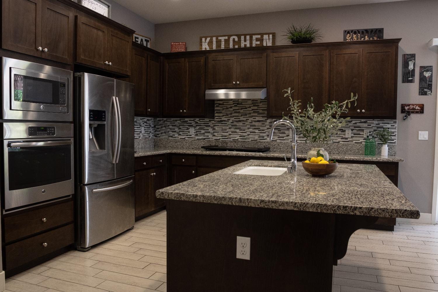 Detail Gallery Image 3 of 39 For 1731 Crystal Ct, Los Banos,  CA 93635 - 4 Beds | 2 Baths
