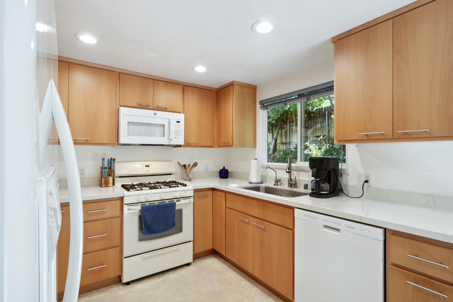 Detail Gallery Image 9 of 32 For 7463 Versailles Way, Sacramento,  CA 95842 - 3 Beds | 2 Baths