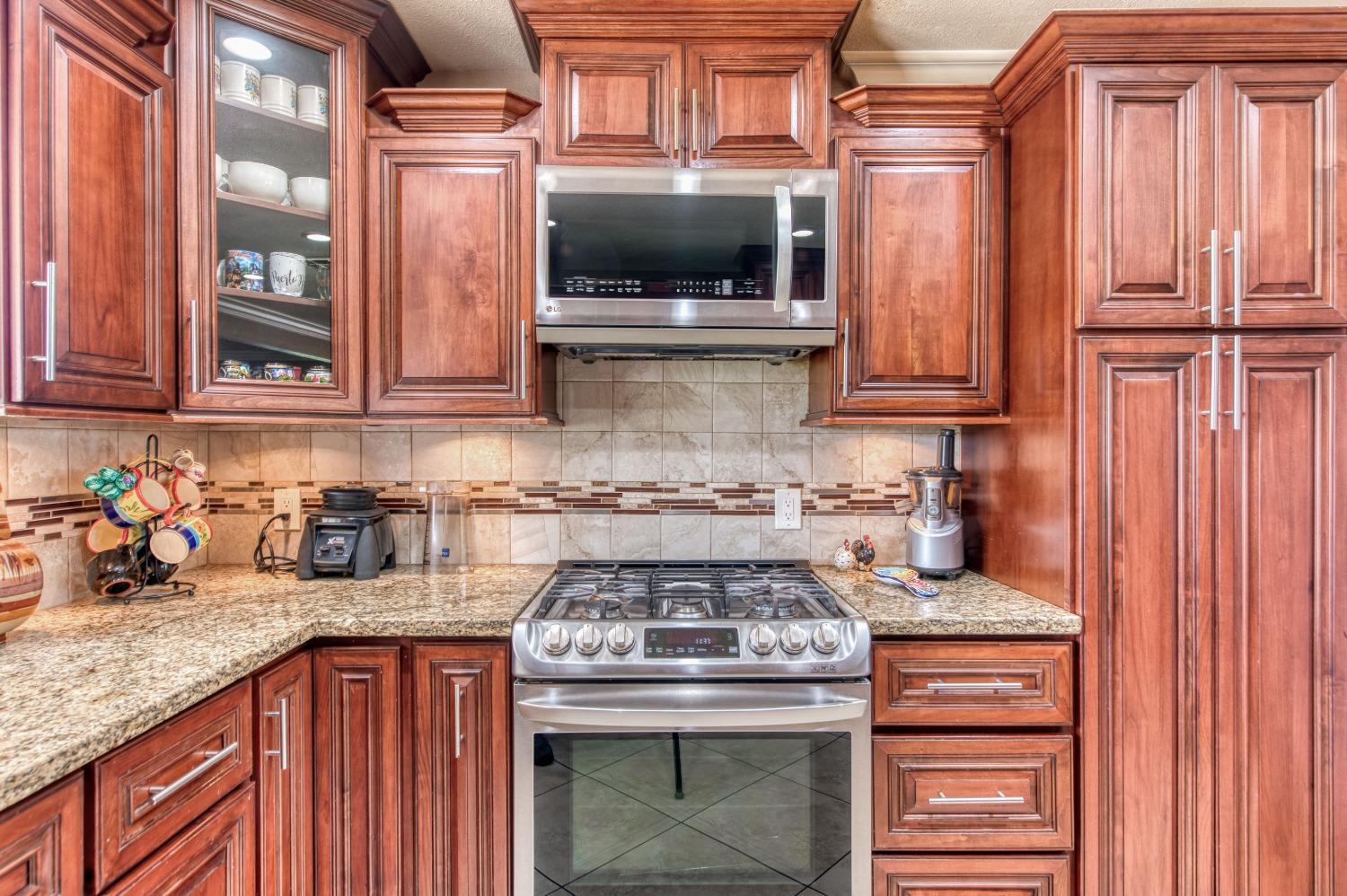 Detail Gallery Image 8 of 38 For 25540 Lynn Pl #B,  –,  CA 93638 - 3 Beds | 2 Baths