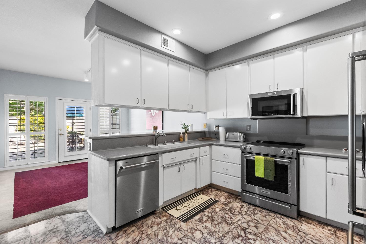 Detail Gallery Image 17 of 56 For 7805 River Village Dr, Sacramento,  CA 95831 - 3 Beds | 2/1 Baths