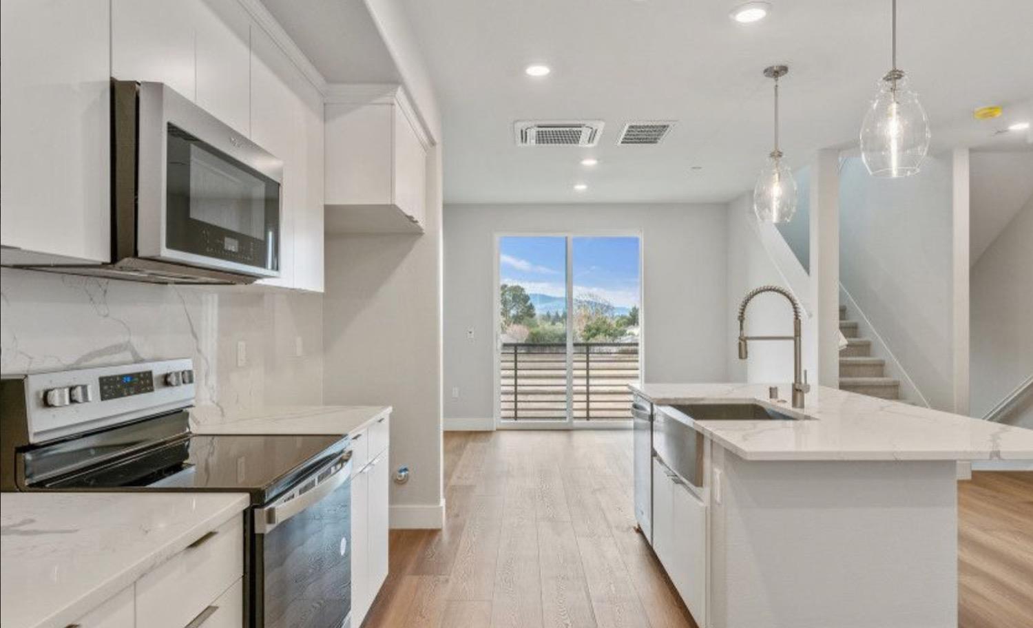 Detail Gallery Image 2 of 10 For 569 Yale Way, San Jose,  CA 95117 - 3 Beds | 3 Baths