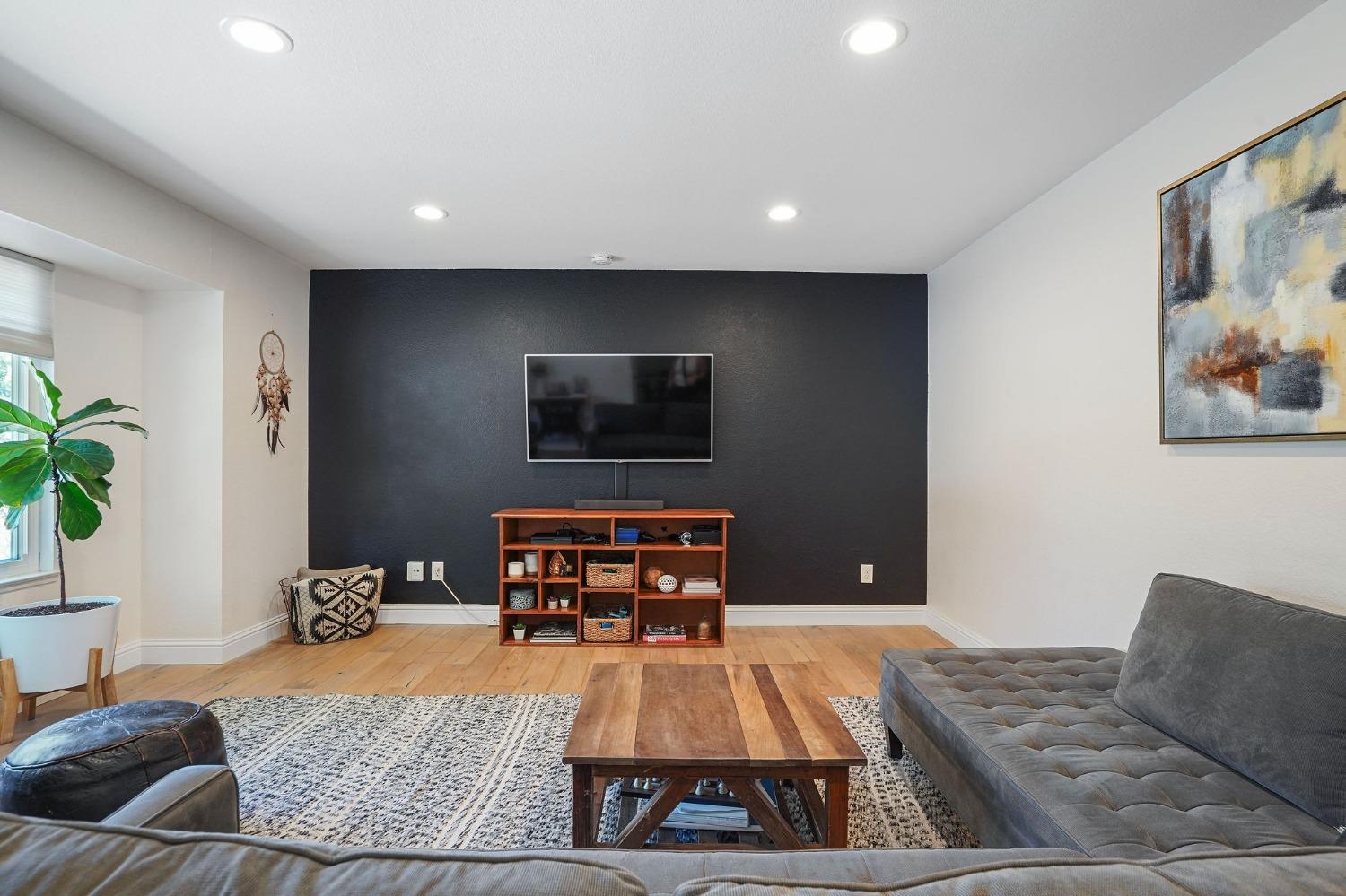 Detail Gallery Image 5 of 39 For 4950 Thor Way, Carmichael,  CA 95608 - 4 Beds | 3 Baths