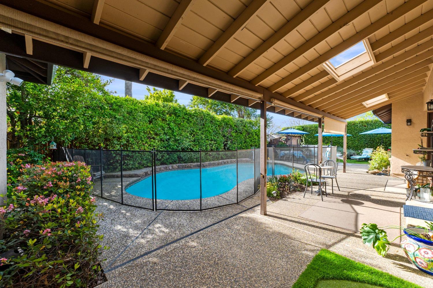 Detail Gallery Image 37 of 47 For 24 Sage River Cir, Sacramento,  CA 95831 - 3 Beds | 3 Baths