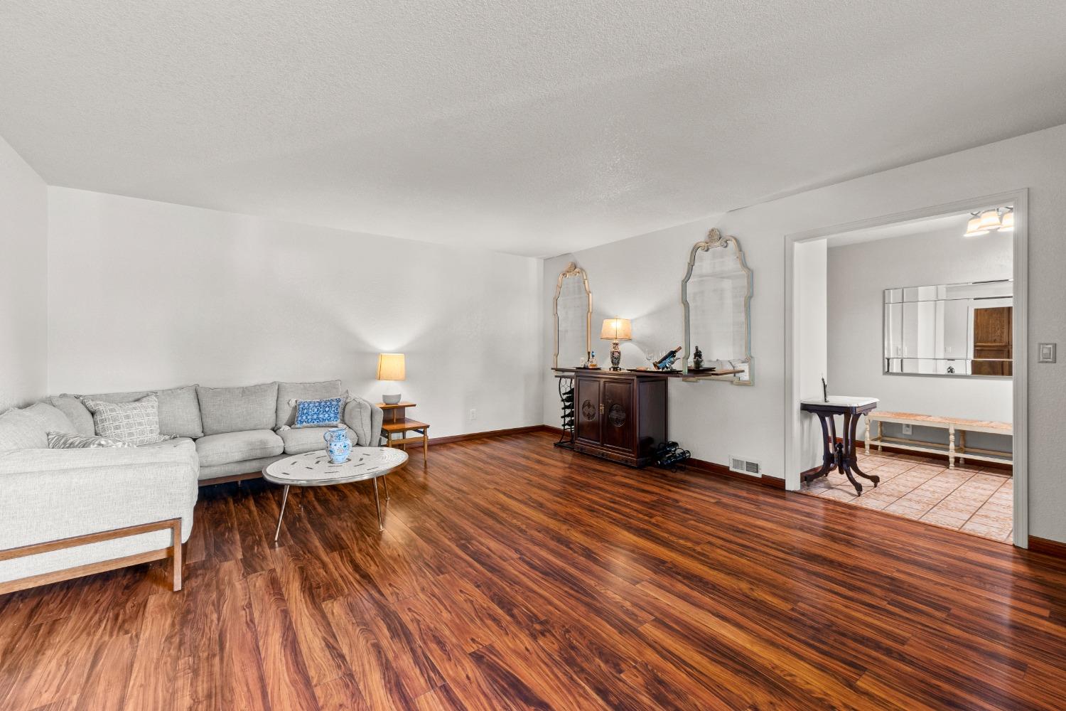 Detail Gallery Image 23 of 47 For 24 Sage River Cir, Sacramento,  CA 95831 - 3 Beds | 3 Baths