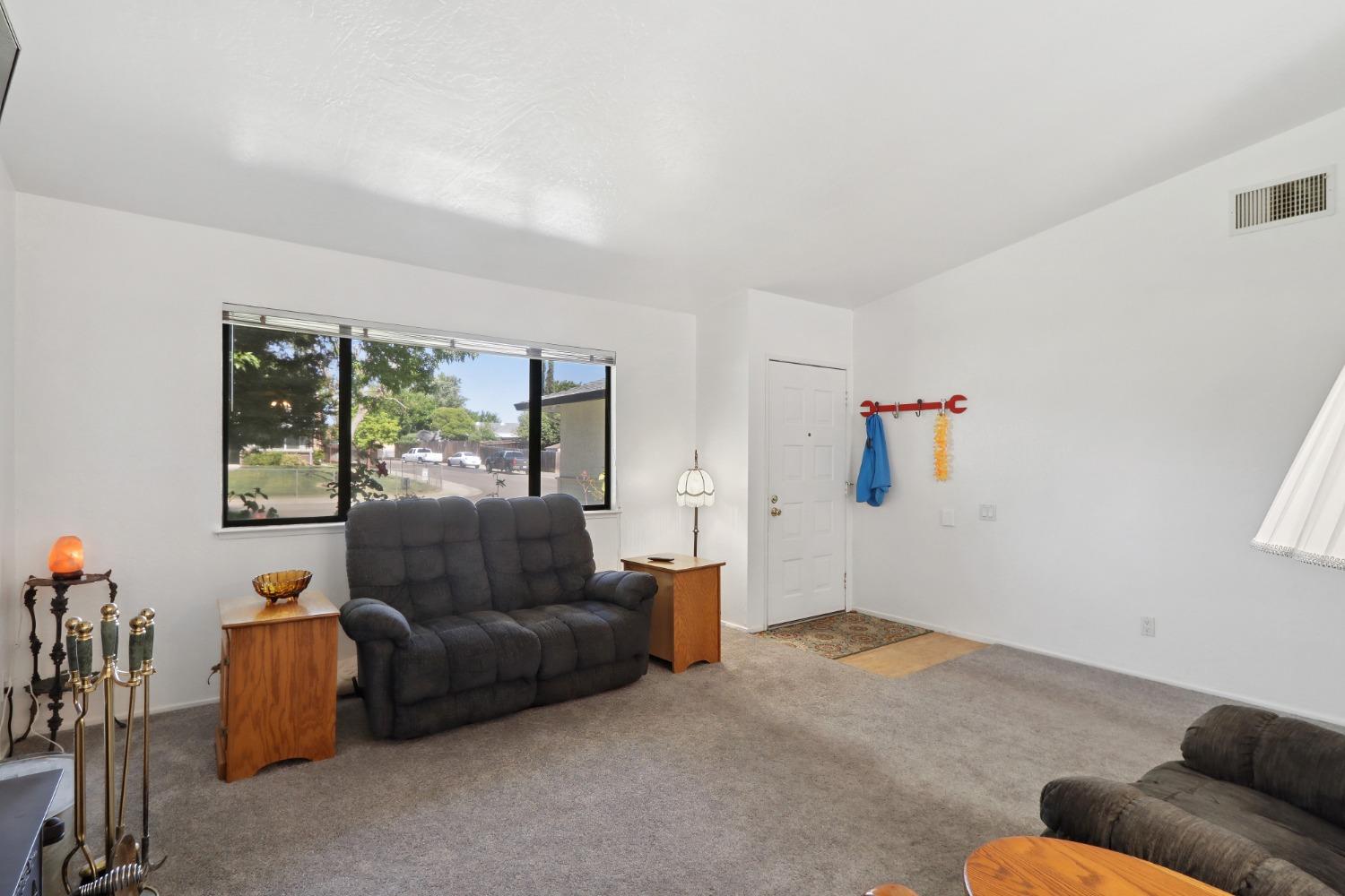 Detail Gallery Image 6 of 32 For 7463 Versailles Way, Sacramento,  CA 95842 - 3 Beds | 2 Baths