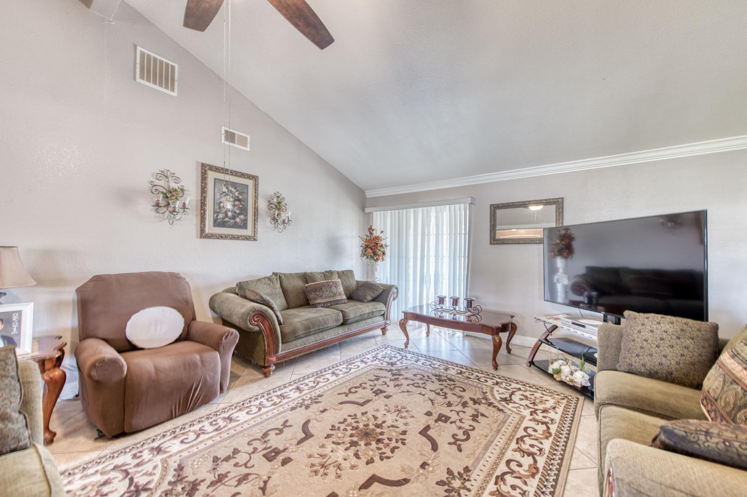 Detail Gallery Image 12 of 38 For 25540 Lynn Pl #B,  –,  CA 93638 - 3 Beds | 2 Baths