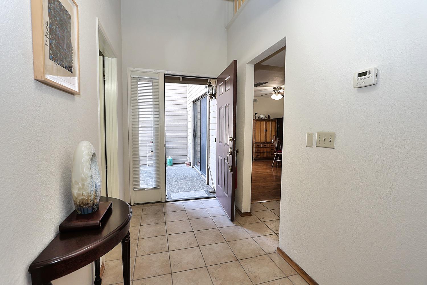 Detail Gallery Image 3 of 69 For 1982 University Park Dr, Sacramento,  CA 95825 - 3 Beds | 2/1 Baths